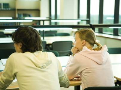 Dos estudiantes en clase