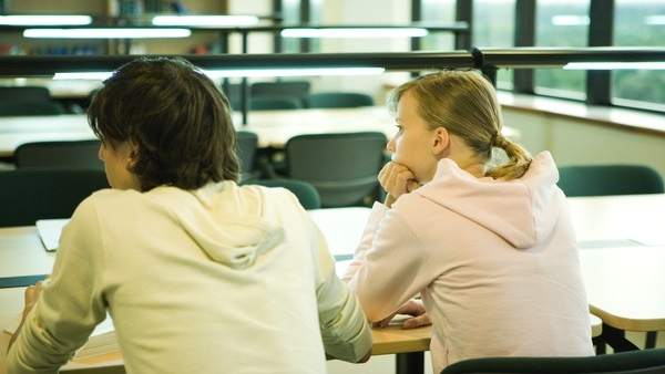 Dos estudiantes en clase Dos estudiantes en clase