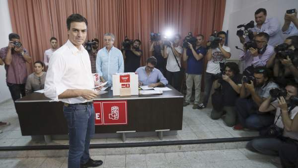 Pedro Sánchez antes de votar Pedro Sánchez antes de votar