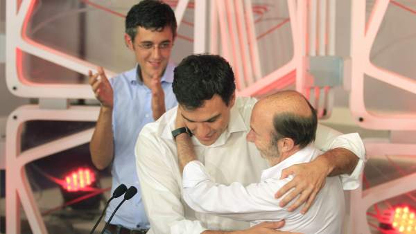 Rubalcaba abraza a Sánchez tras ganar las primarias del PSOE mientras Madina aplaude. Rubalcaba abraza a Sánchez tras ganar las primarias del PSOE mientras Madina aplaude.