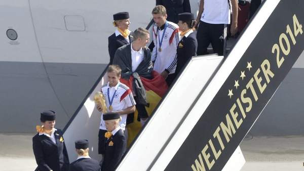 Lahm desciende del avión con la Copa Lahm desciende del avión con la Copa