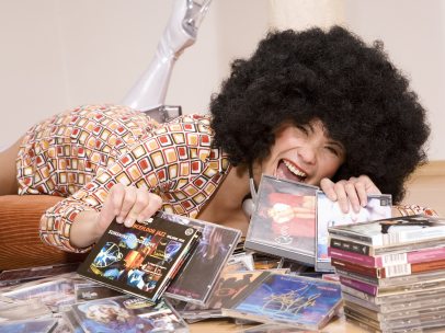 Chica con Cd's