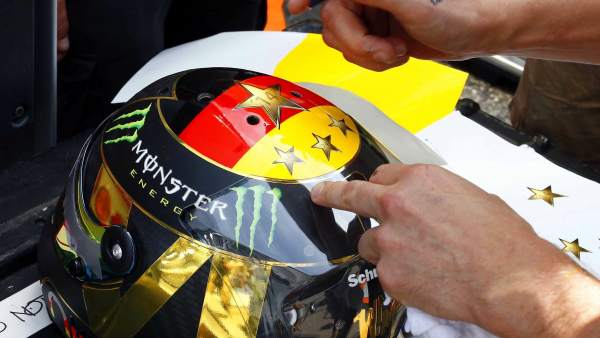 El diseño de casco para Nico Rosberg vetado por la FIFA El diseño de casco para Nico Rosberg vetado por la FIFA