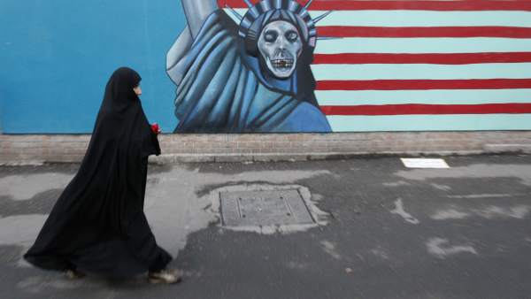 Una mujer iraní en Teherán Una mujer iraní en Teherán