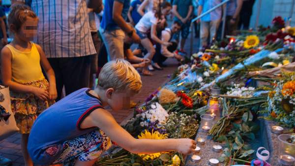 Velas y flores por el avión derribado en Ucrania Velas y flores por el avión derribado en Ucrania