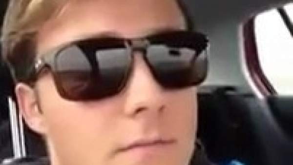 Conducía desde el asiento del copiloto Conducía desde el asiento del copiloto