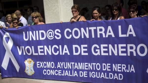 Concentración contra la violencia de género en Nerja Concentración contra la violencia de género en Nerja