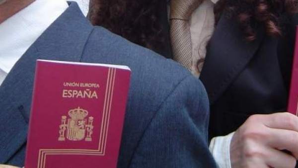 Dos pasaportes en una imagen de archivo Dos pasaportes en una imagen de archivo