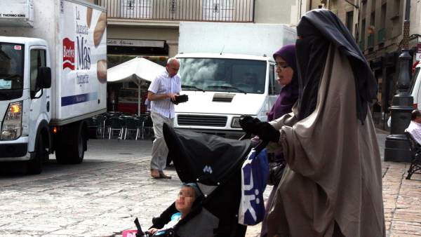 Una mujer con burka Una mujer con burka