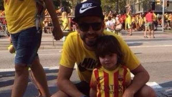 Gerard Piqué, jugador del Barça y pareja de la cantante Shakira, ha colgado en su perfil de la red social Facebook una imagen junto a su hijo Milan para desear una feliz Diada de Cataluña. Gerard Piqué, jugador del Barça y pareja de la cantante Shakira, ha colgado en su perfil de la red social Facebook una imagen junto a su hijo Milan para desear una feliz Diada de Cataluña.