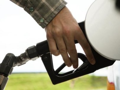 Un conductor en la gasolinera
