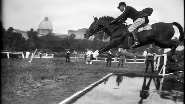 'Salto de obstáculos en el hipódromo de la Castellana'. Madrid, ca. 1925 'Salto de obstáculos en el hipódromo de la Castellana'. Madrid, ca. 1925