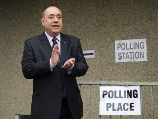 Salmond vota en el referédum