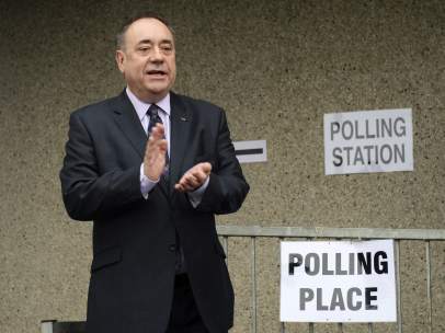Salmond vota en el referédum
