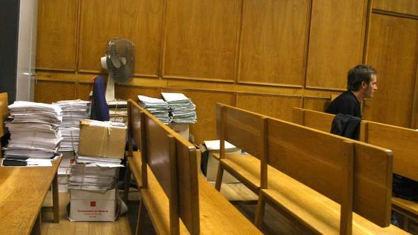 Un hombre en una sala judicial Un hombre en una sala judicial