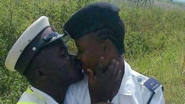Beso entre dos agentes Beso entre dos agentes