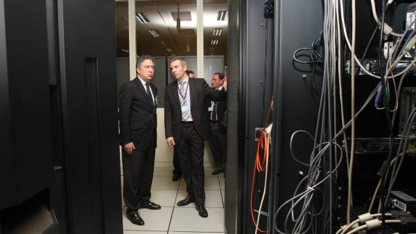 Tomás Burgos, secretario de Estado de la Seguridad Social, visitando la Gerencia de Informática Tomás Burgos, secretario de Estado de la Seguridad Social, visitando la Gerencia de Informática