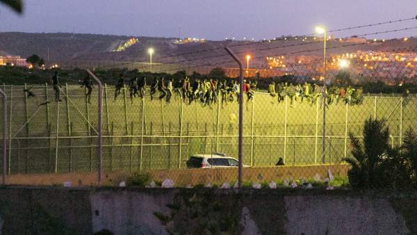 Inmigrantes en la valla de Melilla Inmigrantes en la valla de Melilla