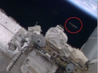 Objeto no identificado en un paseo espacial en la Estación Espacial Internacional