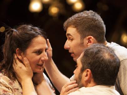 Malena Alterio, actriz de la obra 'Emilia' de Claudio Tolcachir, en escena junto a los también actores David Castillo y Alfonso Lara.