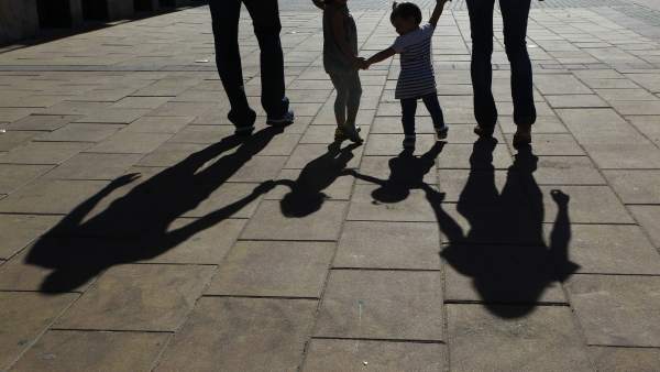 Una familia caminando de espaldas Una familia caminando de espaldas