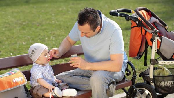 Un padre con su bebé Un padre con su bebé