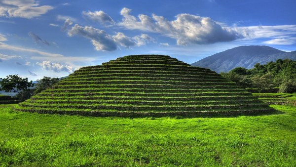 Pirámide circular de Guachimontones, Jalisco (México) Pirámide circular de Guachimontones, Jalisco (México)