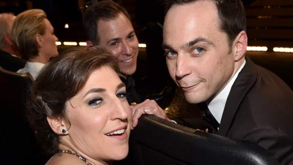Mayim Bialik y Jim Parsons Mayim Bialik y Jim Parsons