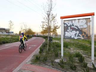 Cartel informativo deteriorado en el Anillo Verde ciclista en Madrid.