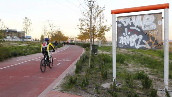 Cartel informativo deteriorado en el Anillo Verde ciclista en Madrid. Cartel informativo deteriorado en el Anillo Verde ciclista en Madrid.