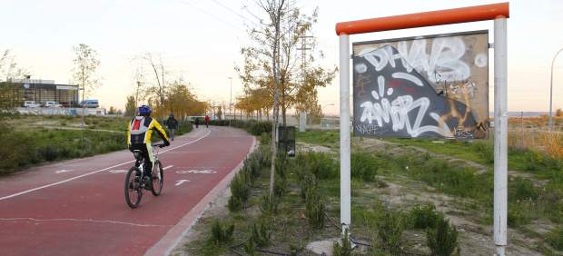 Cartel informativo deteriorado en el Anillo Verde ciclista en Madrid.