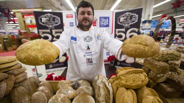 Juan Manuel Moreno, panadero y gerente de la panadería Pan Piña Juan Manuel Moreno, panadero y gerente de la panadería Pan Piña