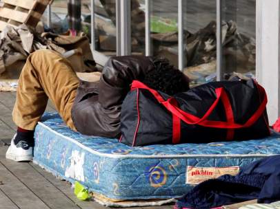 Un hombre duerme en la calle, en Sevilla.