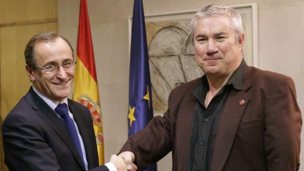 Alfonso Alonso y José Riquelme en la reunión con los afectados por la talidomida Alfonso Alonso y José Riquelme en la reunión con los afectados por la talidomida