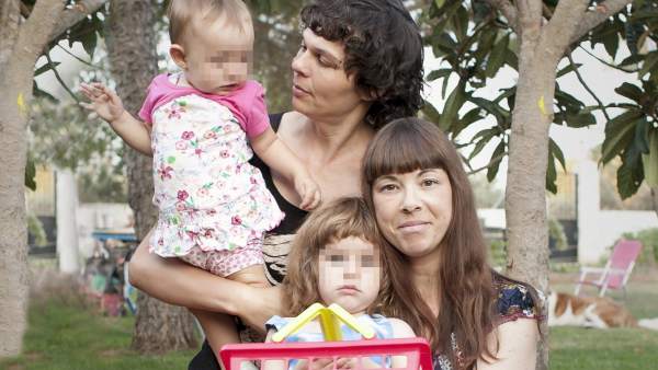 Patricia y Pilar con sus dos niñas. Patricia y Pilar con sus dos niñas.
