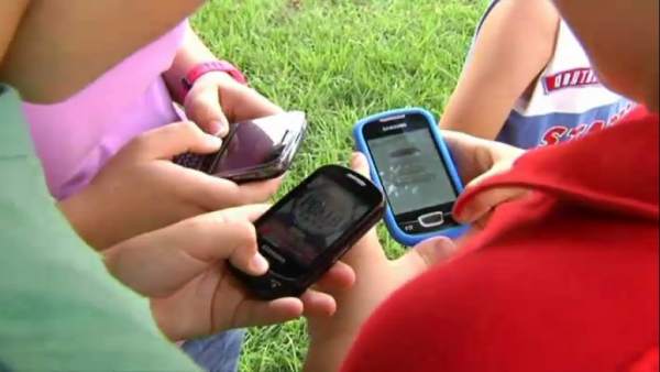Niños usando un móvil Niños usando un móvil