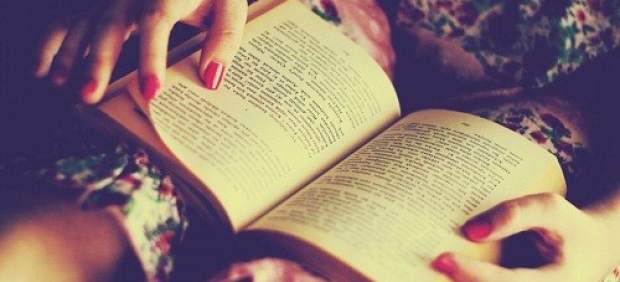 Resultado de imagen para niña leyendo libro tumblr