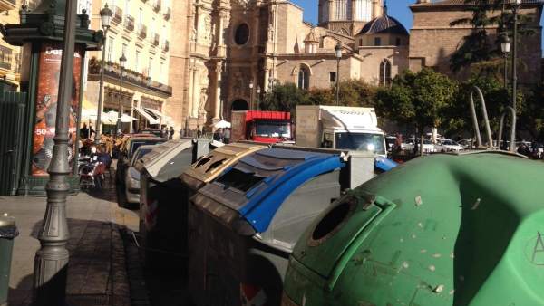 Contenedores junto a la catedral. Contenedores junto a la catedral.