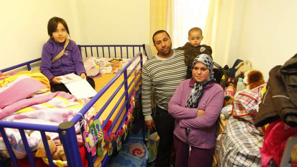 Una de las familias del edificio Toledo, 15, de Parla Una de las familias del edificio Toledo, 15, de Parla