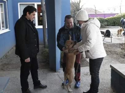 Teresa Romero con su nuevo perro