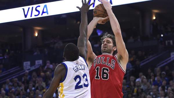 Pau Gasol frente a Daymond Green en su partido frente a Golden State Warriors Pau Gasol frente a Daymond Green en su partido frente a Golden State Warriors