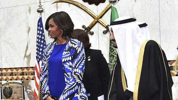 Michelle Obama genera revuelo al prescindir del velo en Arabia Saudí Michelle Obama genera revuelo al prescindir del velo en Arabia Saudí