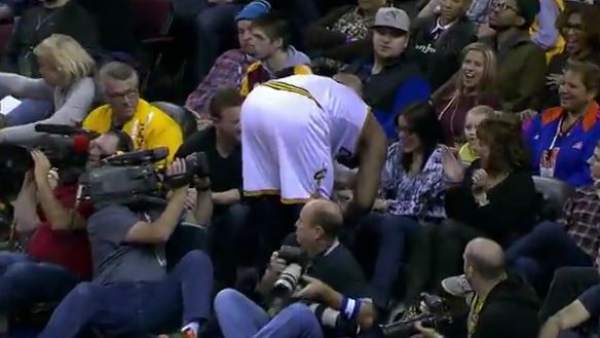 LeBron James besa a una aficionada LeBron James besa a una aficionada