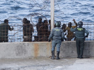 Inmigrantes en la valla de Ceuta