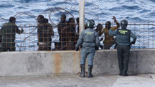 Inmigrantes en la valla de Ceuta Inmigrantes en la valla de Ceuta