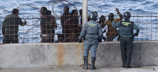 Inmigrantes en la valla de Ceuta