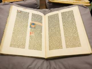 Ejemplar de la Biblia de Gutenberg que posee la Universidad de Sevilla