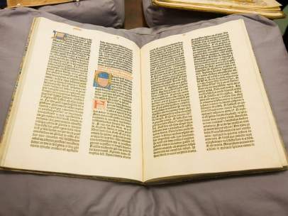 Ejemplar de la Biblia de Gutenberg que posee la Universidad de Sevilla
