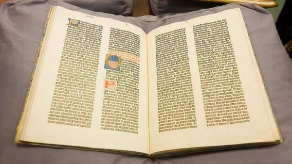 Ejemplar de la Biblia de Gutenberg que posee la Universidad de Sevilla Ejemplar de la Biblia de Gutenberg que posee la Universidad de Sevilla