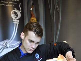 Noé Bonillo (valenciano) tras batir el récord en la tienda Les Grands d'Espagne